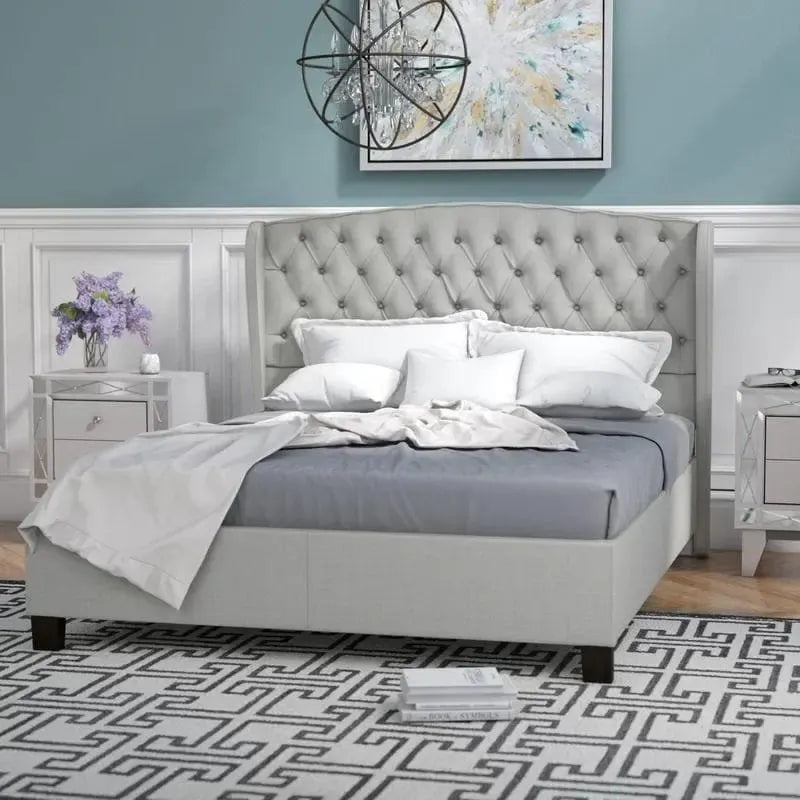 Lit plateforme capitonné moderne gris clair king-size avec tête de lit capitonnée pour chambre à coucher