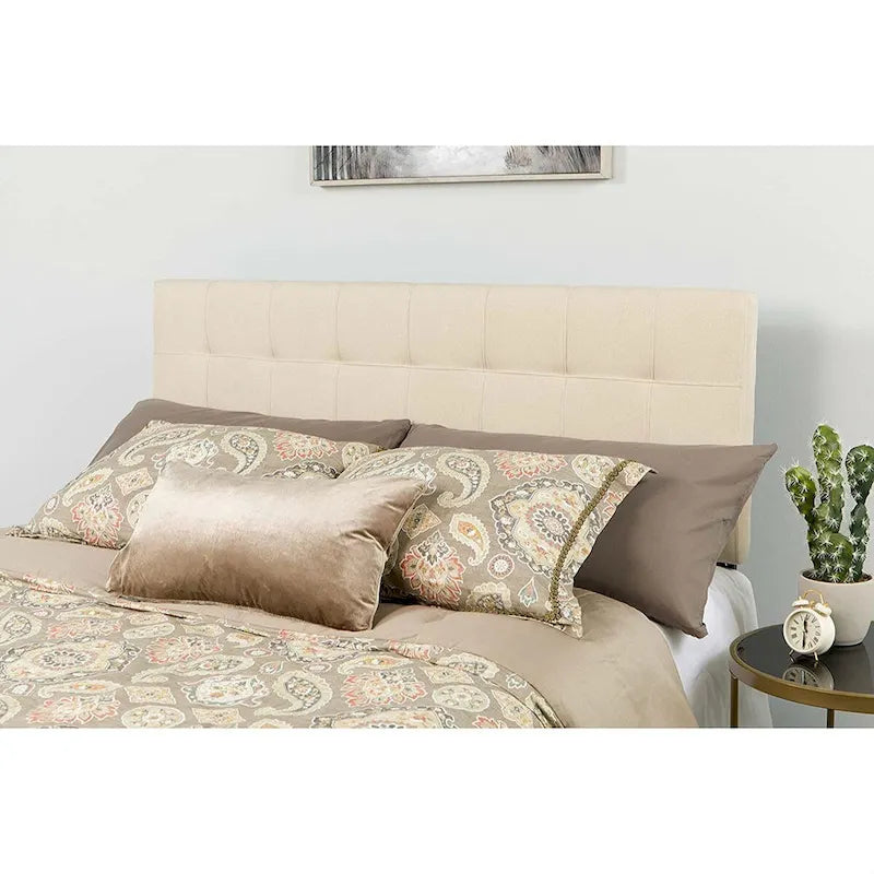Tête de lit capitonnée en tissu beige taupe pour grand lit